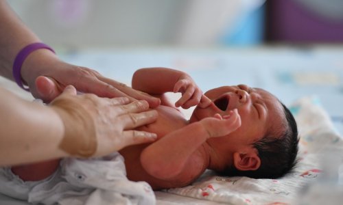 Nitko ne regulira porode kod kuće: Žene plaćaju i do 3500 eura, a jedna greška znači smrt