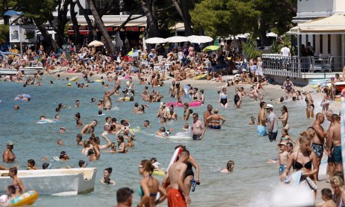 Smjena turista na Makarskom primorju: Velike gužve na cestama, na trajektima se jedva nađe mjesta