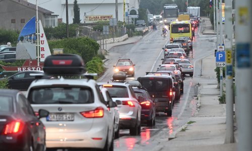 Na svim ključnim prometnim pravcima ogromne su kolone, najdulja kod Maslenice se proteže 17 kilometara. U Dalmaciji kiša stvara dodatne probleme