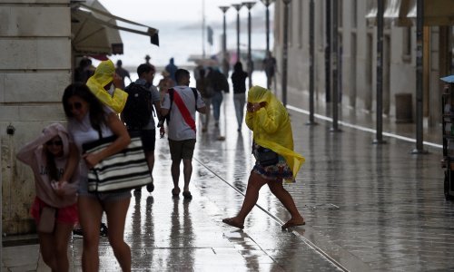[FOTO/VIDEO] Veliko nevrijeme u Splitu: Kiša poplavila ceste, vatrogasci zatrpani pozivima; u Komiži padala tuča