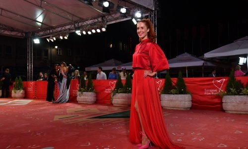 Vatreno crvena za crveni tepih: Helena Minić Matanić ukrala sve poglede u Sarajevu