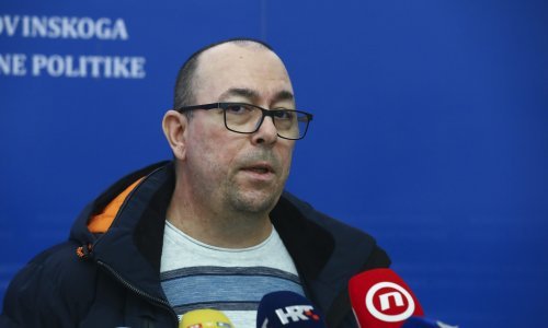 Šef Sindikata policije dobio opomenu pred isključenje jer je u bazenu pjevao o teškom sindikalnom životu