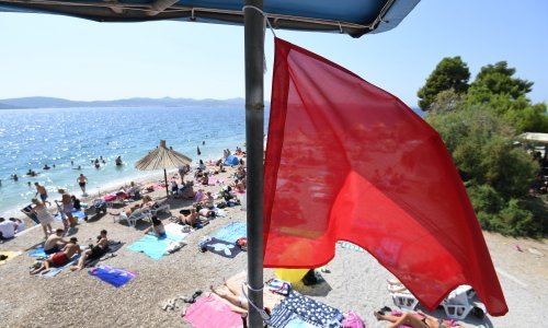 [FOTO/VIDEO] Podignuta crvena zastava! Momentalno zabranjeno kupanje na popularnoj zadarskoj plaži