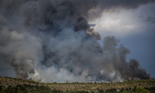 [FOTO/VIDEO] Privedena jedna osoba, policija sumnja da je izazvala veliki požar kod Šibenika