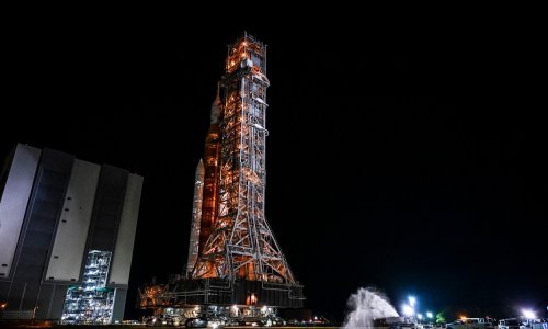 [FOTO] Divovska mjesečeva raketa sprema se za prvo lansiranje; krenulo sporo putovanje prema lansirnoj rampi
