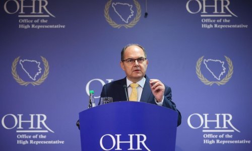 [VIDEO] Visoki predstavnik u BiH izgubio živce i urlao na novinarsko pitanje: 'Dosta mi je! Pitajte političare što rade, svi krive druge'