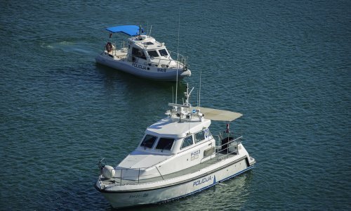 Zalutali metak pogodio gliser u moru kod Čiova, nitko od posade nije ozlijeđen