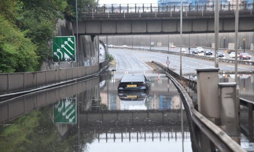 [FOTO] Veliko nevrijeme pogodilo Veliku Britaniju: Dijelovi Londona poplavljeni, kiša stvorila probleme u javnom prijevozu