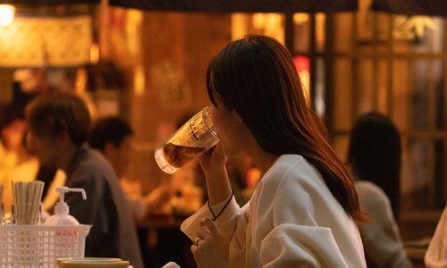 Porezna uprava u Japanu novom kampanjom želi potaknuti mlade da piju više alkohola