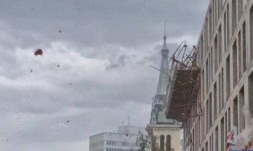 [VIDEO] Nevrijeme poharalo Sloveniju: U Ljubljani puhalo preko 100 km/h, letjeli krovovi, rušila se stabla, nekoliko ljudi je ozlijeđeno