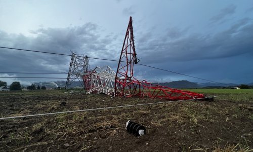 Kaos u Austriji: Ne voze vlakovi u Koruškoj i Štajerskoj, u oluji srušeni električni stupovi