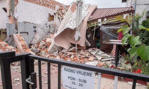 [VIDEO/FOTO] U rušenju hotela u Zagrebu pao dio zida i prepolovio pečenjaru, pukom srećom nitko nije stradao