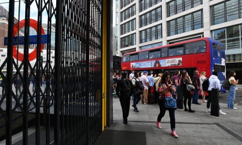 Prometni kolaps u Londonu: Zbog štrajka obustavljene željezničke linije, autobusi voze 'na kapaljku'