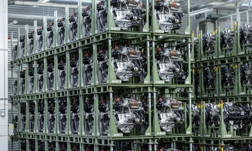 Stotine motora i mjenjača Mercedes-Benza ukradeno iz tvornice: Policija uhitila dvojicu, treći lopov još u bijegu