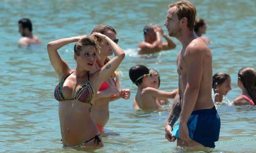 Zanosna Andalužanka u koju se zaljubio naš slavni nogometaš ispružila se na vrućem pijesku: Evo zašto joj tepaju da je jedna od najljepših žena WAGsica