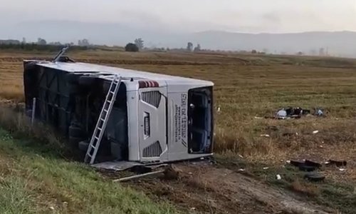 Prevrnuo se autobus na autoputu u Srbiji, jedna osoba poginula, 25 ozlijeđeno