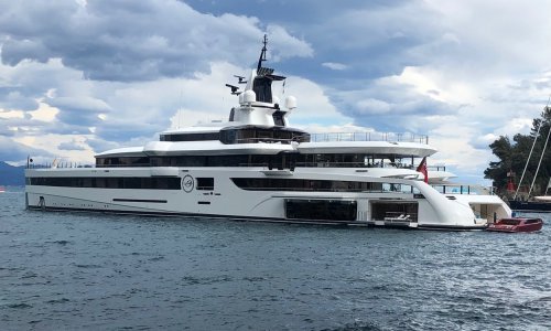 U Puli se usidrila jahta čiji tjedni najam stoji 1,5 milijuna eura. Evo tko je vlasnik i što sve možete dobiti za te novce