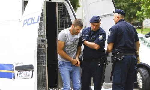 [FOTO/VIDEO] Ovo je muškarac koji je u Gospiću nožem masakrirao suprugu i mladića koji se našao s njom u kući