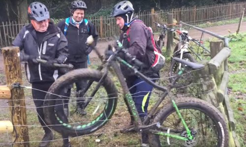 Ono kad se bicikl zapetlja u elektriziranu žicu