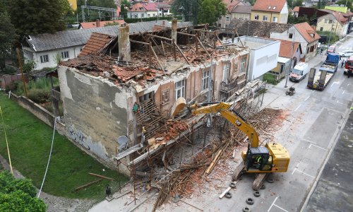 [VIDEO/FOTO] Urušila se secesijska katnica u Sisku; nema ozlijeđenih