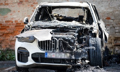 [FOTO] U Zagrebu zapaljen auto poduzetniku kojem su prije dvije godine ispod Porschea podmetnuli eksploziv