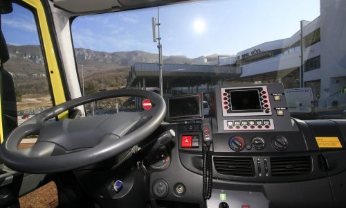 Prevrnuo se vatrogasni kamion na autocesti kod Krapine, dva vatrogasca ozlijeđena