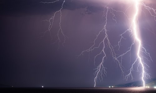 Udar groma zapalio planinski vrh Sveti Rok iznad Vrgorca