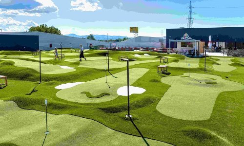 Otvoreni prvi mini golf tereni na krovu trgovačkog centra