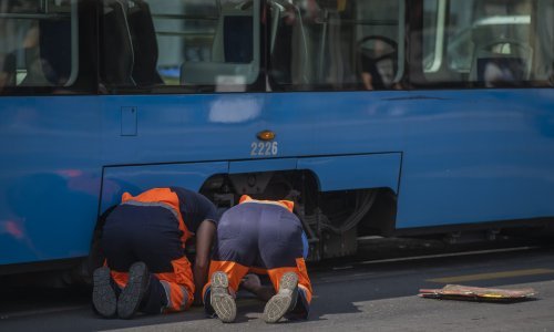 [FOTO] Gužva u Zagrebu, tramvaj iskočio iz tračnica