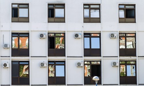Zbog skupih drva i nestašica peleta mnogi računaju grijati se na klima uređaje. Isplati li se to uopće?