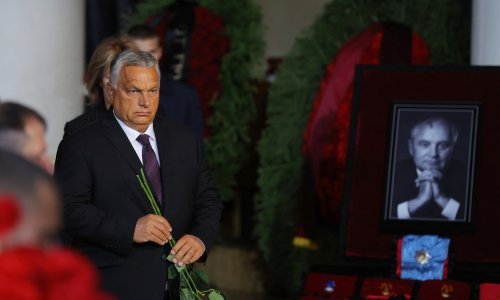 [FOTO] Moskovljani strpljivo čekaju u redovima da bi odali počast Mihailu Gorbačovu, na ispraćaj došao i Orban