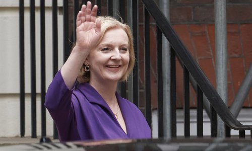 Liz Truss danas preuzima dužnost britanske premijerke: Prvo na 'rukoljub' kod kraljice Elizabete, a onda prvi premijerski govor