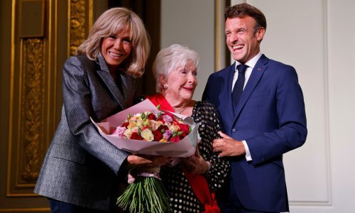 Modna klasičarka: Brigitte Macron poslovnoj je eleganciji dala posve novi štih upečatljivim sakoom