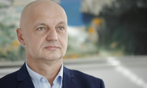 Ravnatelj vladine agencije hvatao ženu za stražnjicu pa dobio batine od njezinog supruga?