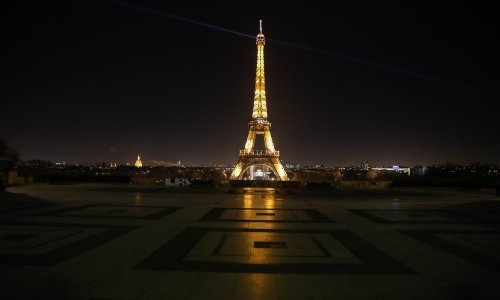 Eiffelov toranj gasi svjetla sat vremena ranije
