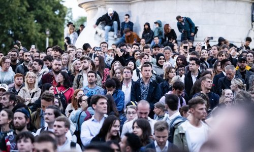 Na Bijeloj kući na pola koplja spuštena zastava, ljudi diljem svijeta cvijećem i drugim gestama odaju počast Elizabeti II.