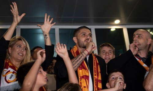 Ludnica u Istanbulu. Tisuće navijača Galatasaraya u zračnoj luci dočekale argentinsku nogometnu zvijezdu Icardija, a on nije jedini...