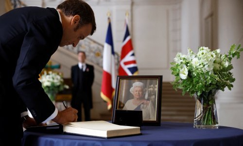 Macron: Francuzi osjećaju prazninu zbog smrti 'kraljice hrabrosti'