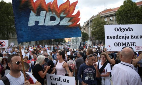 [FOTO] Skup protiv HDZ-a: Nekoliko stotina okupljenih zatražilo ostavku Vlade, priveden jedan prosvjednik