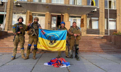[VIDEO] Veliki udarac za rusku vojsku: Ukrajinske snage oslobodile Kupjansk i podigle zastavu iznad strateškog željezničkog čvorišta