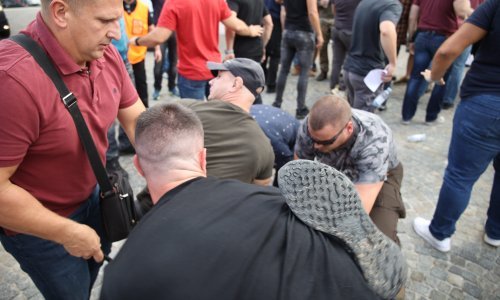 Maloljetnik uhićen pred HDZ-om s Molotovljevim koktelima ostavio oproštajna pisma, evo što je napisao