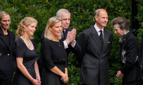 Ujedinjeni u tuzi: Djeca i unuci kraljice Elizabete okupili se u Balmoralu, nisu skrivali suze dok su pozdravljali okupljene