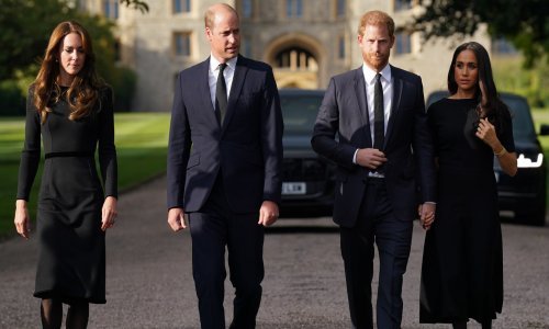 Iz tabora Meghan Markle i princa Harryja kažu da je poziv da se pridruže Kate i Williamu stigao u zadnji tren, iako Kensingtonska palača tvrdi suprotno