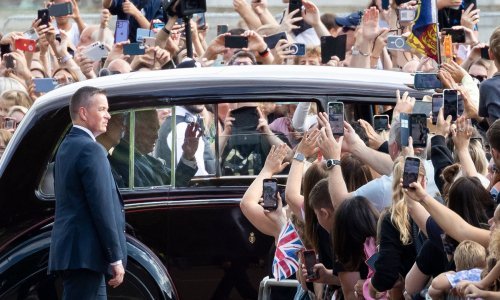 Kralja Charlesa III tisuće su okupljenih pozdravile pred Buckinghamskom palačom