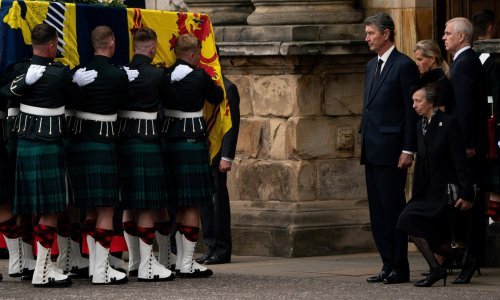 Emotivni trenutak u Edinburghu: Shrvana princeza Anne naklonila se lijesu svoje majke po posljednji put