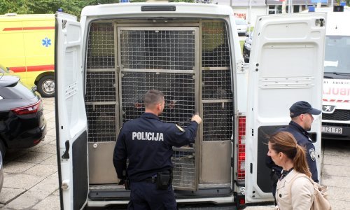 Muškarac nakon uhićenja u policijskoj postaji izudarao tri policajca, prijetio im je i smrću