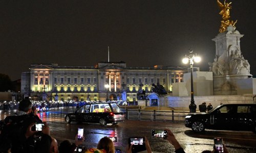 [FOTO/VIDEO] Lijes s tijelom kraljice Elizabete II. stigao u London, tisuće građana odale joj počast putem do Buckinghamske palače