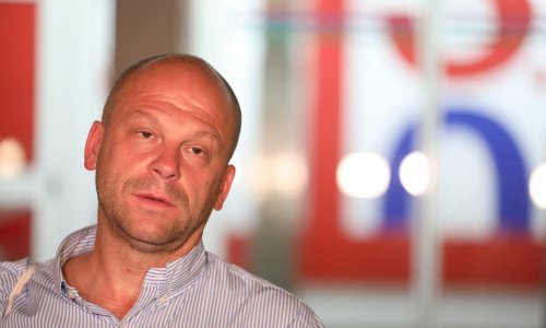 [FOTO/VIDEO] Viktor Gotovac gotovo jednoglasno izbačen iz SDP-a, iz prostorija stranke izašao s Titovom bistom