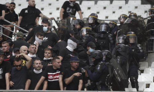 [FOTO] Liga prvaka u raljama huligana: fašistički pozdravi, uhićenja, neredi...