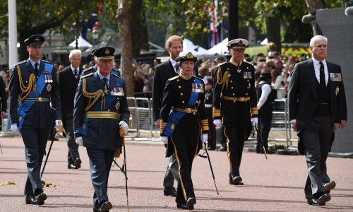 Točno u 2:22 s razlogom: Lijes kraljice iz Buckinghamske palače izašao je u simboličnu minutu u danu